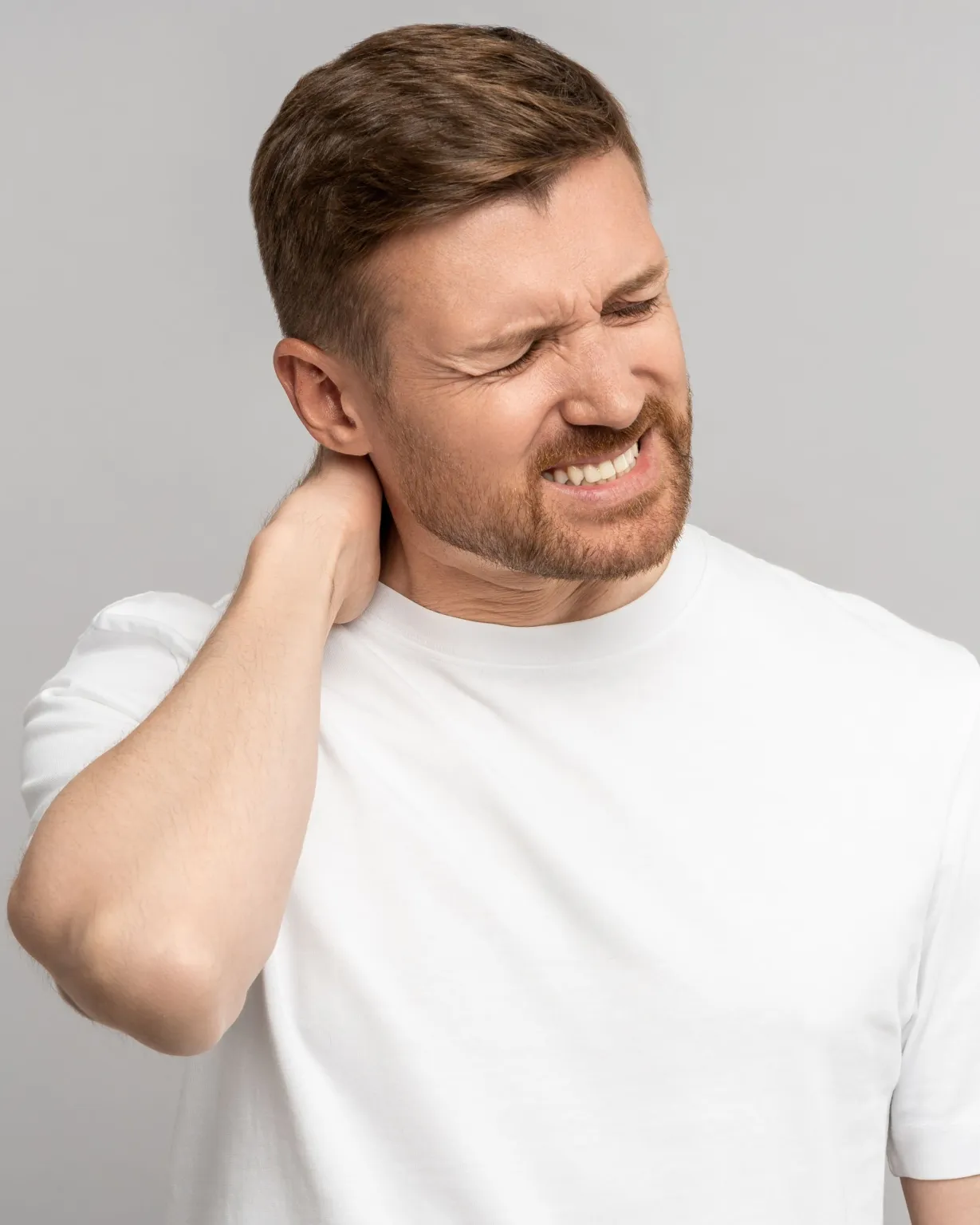 Chiropractor treating neck pain and stiffness in Lenexa, Kansas